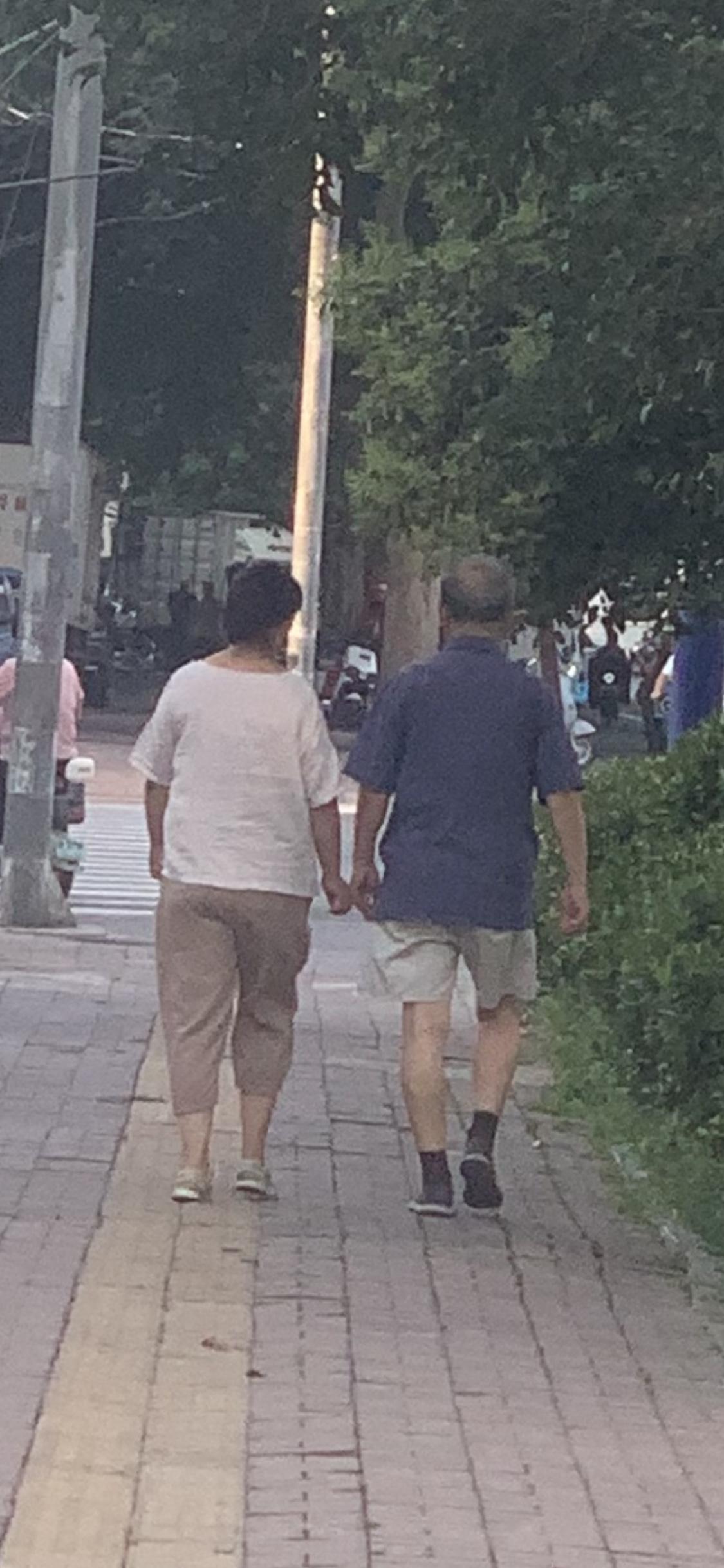 早晨遛弯，迎面走来一男一女，男的头发不多几乎全白，从面相看有七十好几，但是皮肤白