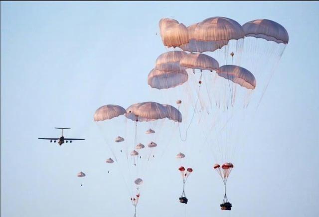 俄军吹捧了几十年的人车一体化空投，只是个美丽的传说。伞兵战车的人车一体空投，一直