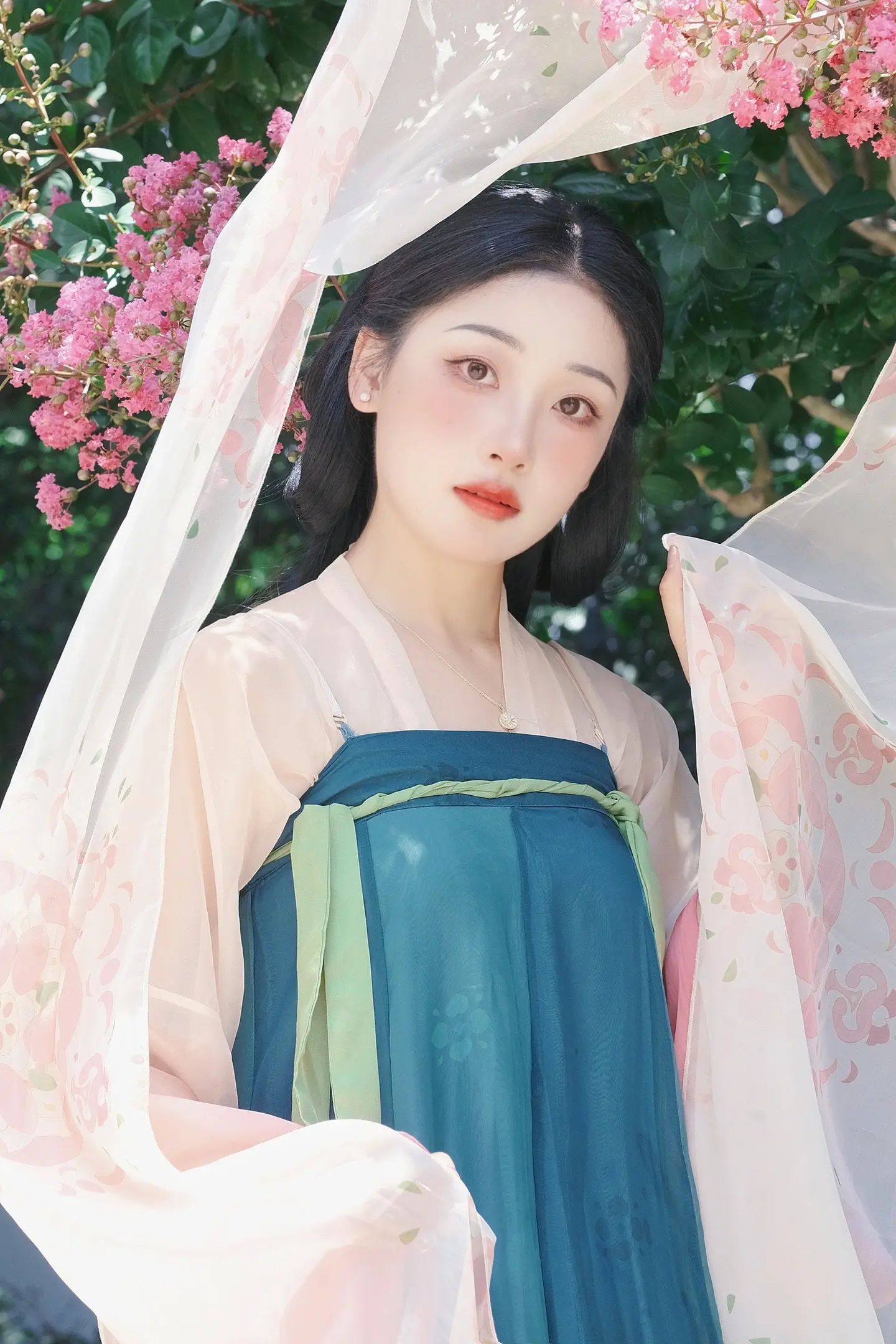 阅尽好花千万树，愿君记取此一枝。