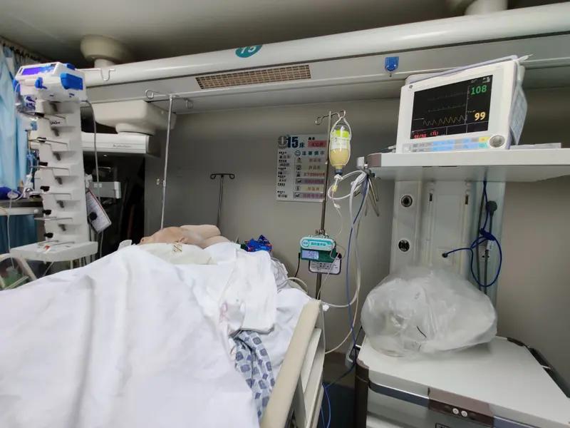 炸锅！网购娃娃菜中毒反转再反转：夫妻自导自演进ICU，无辜商家被搞垮？
 
家人