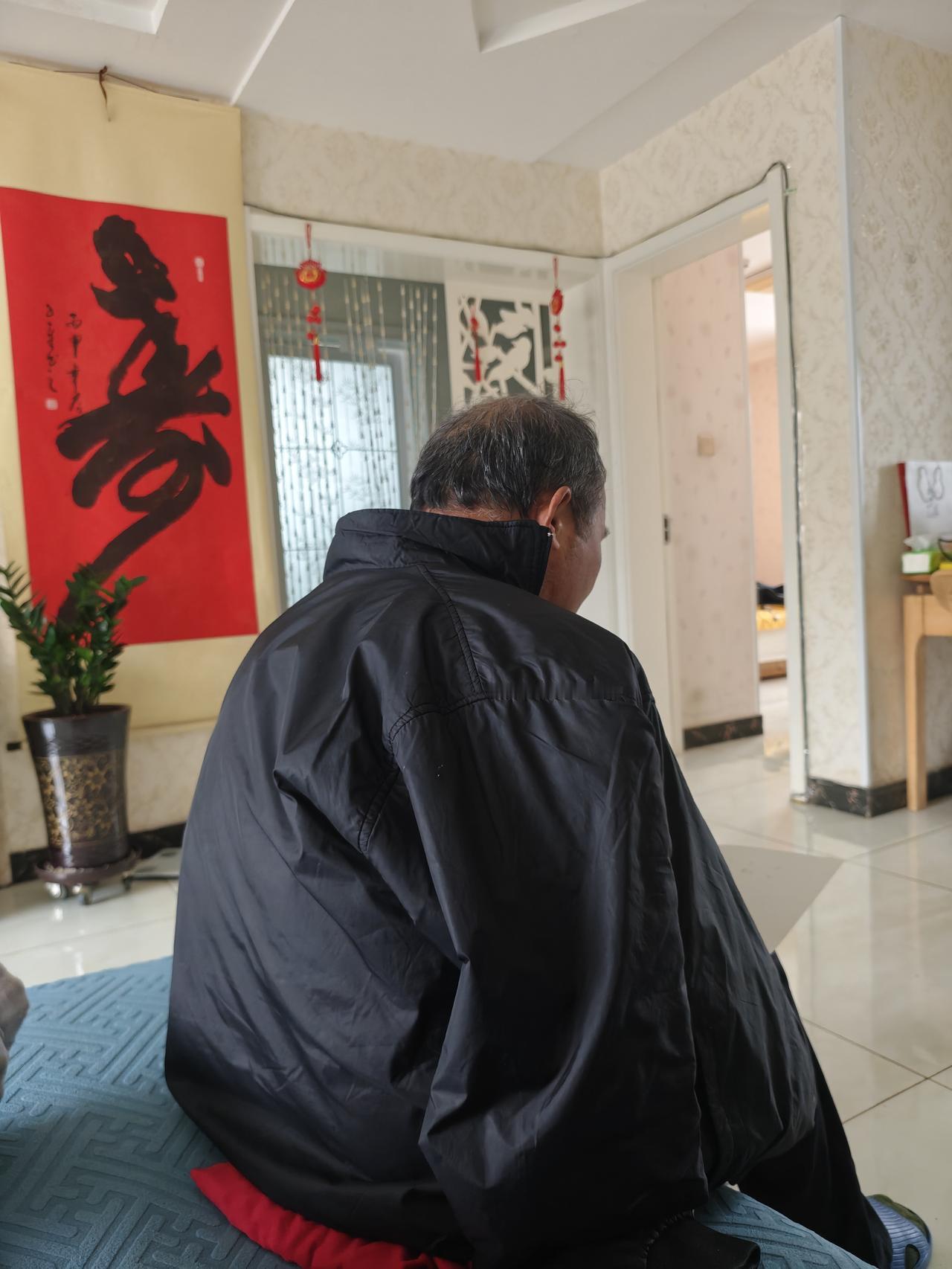 二哥这段时间在网上掏了一千多在学奇门遁甲，一回来张嘴闭嘴就.是阴阳八卦，说我缺木