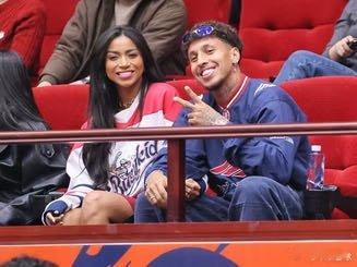 山东足球篮球的互动！泰山队7名球员现场观战男篮，克雷桑秀恩爱网页链接