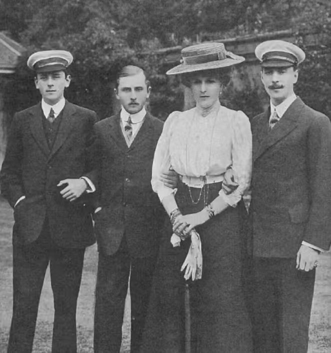 【来自投稿】西班牙王后维多利亚·尤金妮亚和她的三位兄弟的合影，左起三弟莫里茨、二