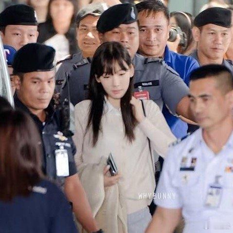 金泰妍瘦成纸片了真的没见她胖过，你永远可以相信kty的身材管理，虽然但是感觉能一