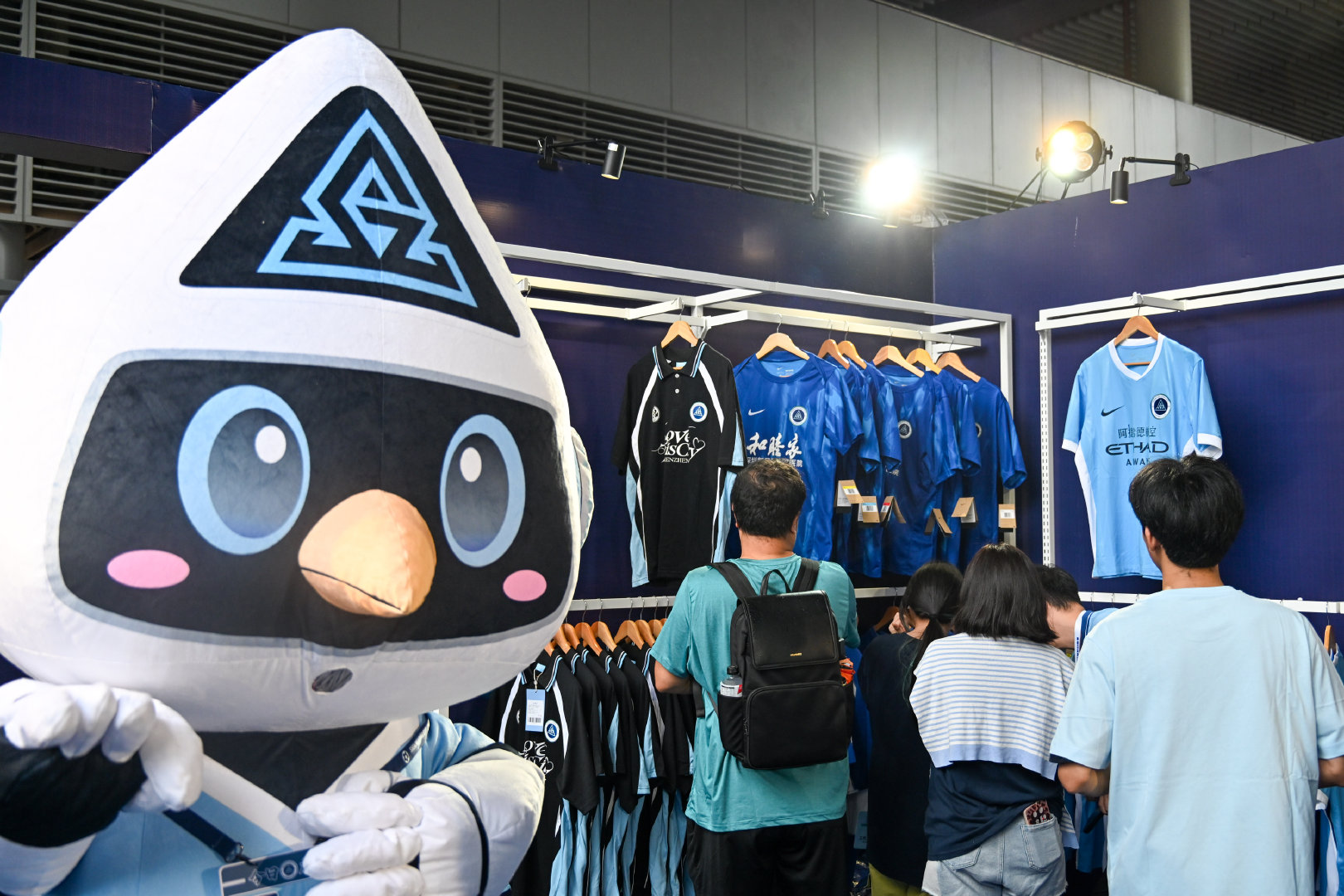 球员同款上身，鹏鹏周边集结从赛场到日常，一站搞定下沉广场负一层深圳新鹏城官方周边