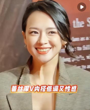 澳门电影节红毯群星闪耀，章子怡一袭咖色条纹西装飒爽登场，内搭蕾丝低胸打底衫，干练