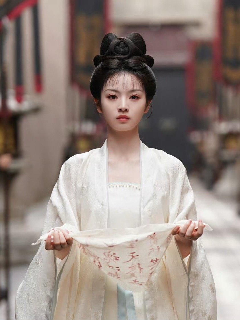 临安最爱的造型 可以代好多破碎感古言女主… 