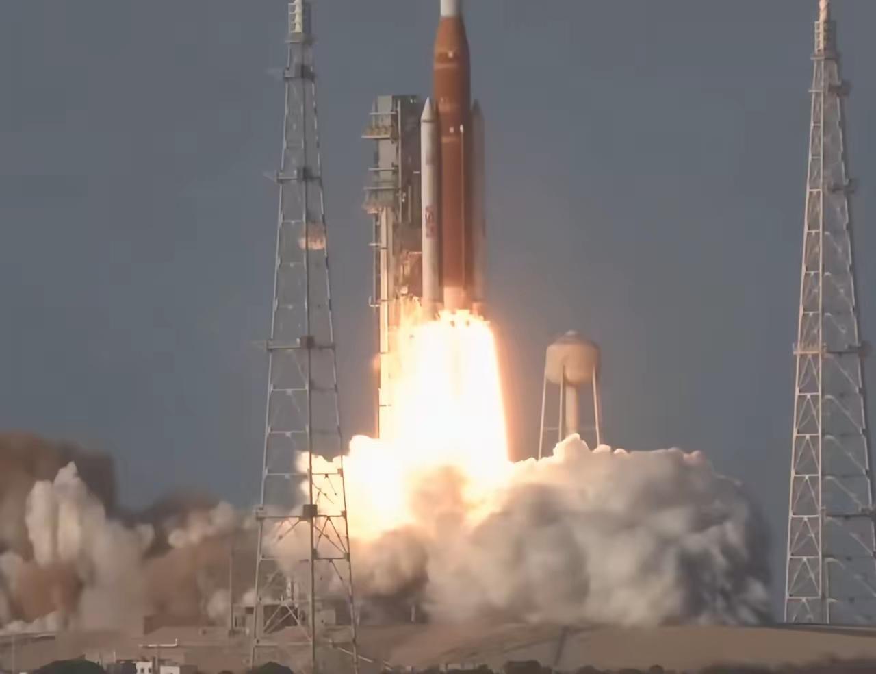 阿尔忒弥斯2号升空的画面我看了
​整个发射过程，直播画面就没有给到四名宇航员。