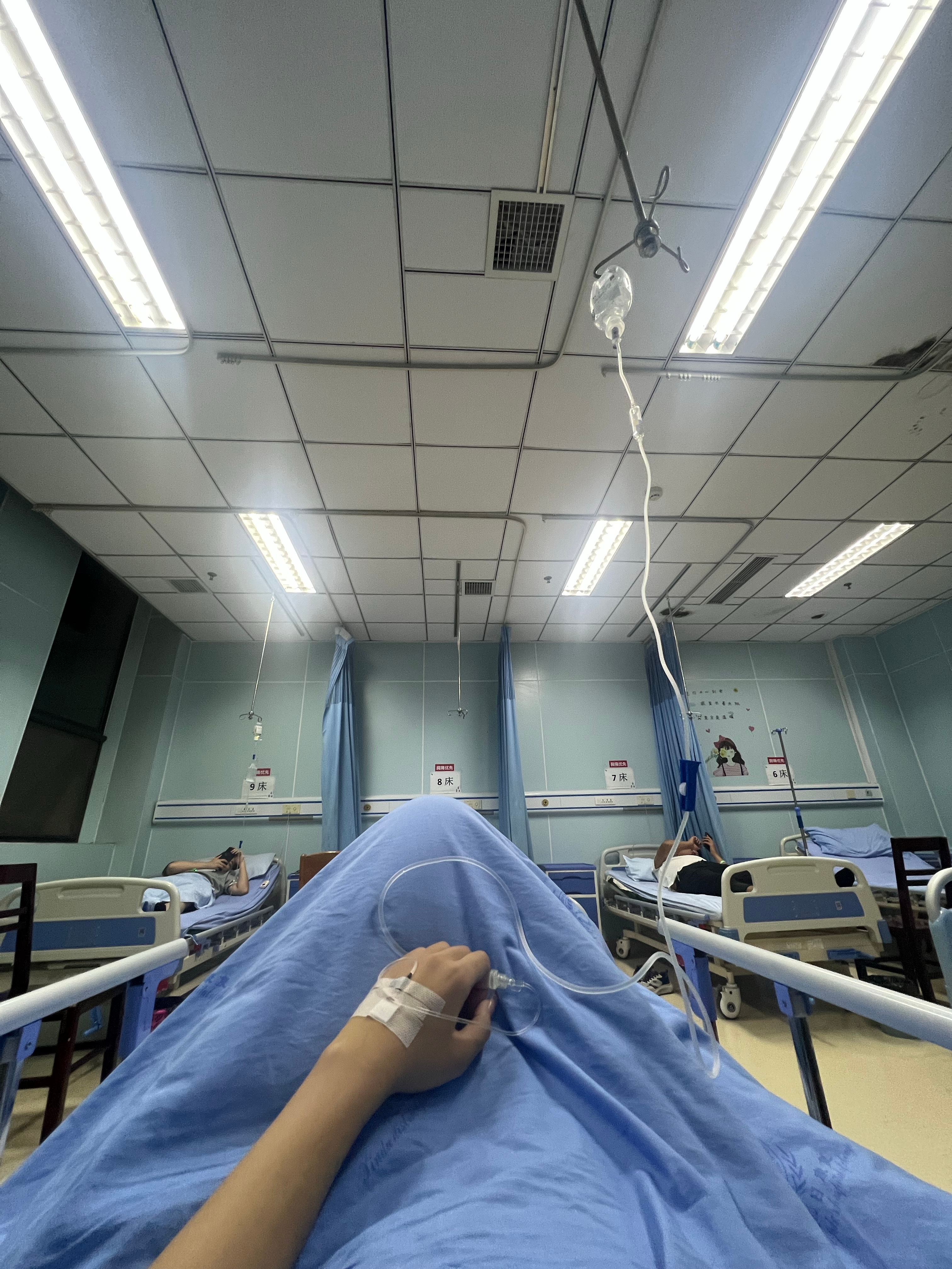 飞机落地就来医院挂上了，赚的那点工资还没捂热就孝敬给医院了，这时一个钢铁般的女人