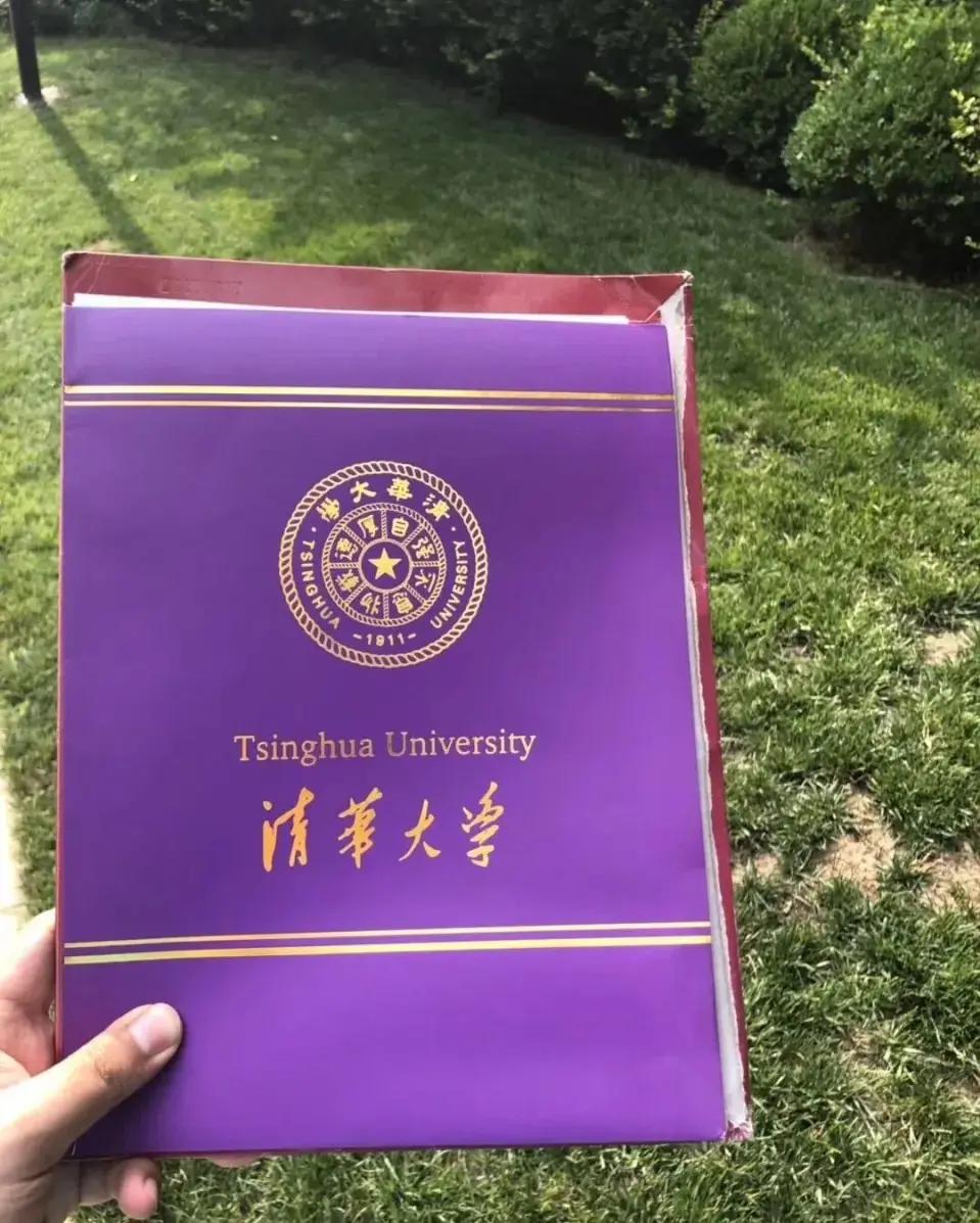 巷口的修鞋摊今天支起了红色拱门，红纸黑字写得张扬：“我家明明考上清华了，今天所有