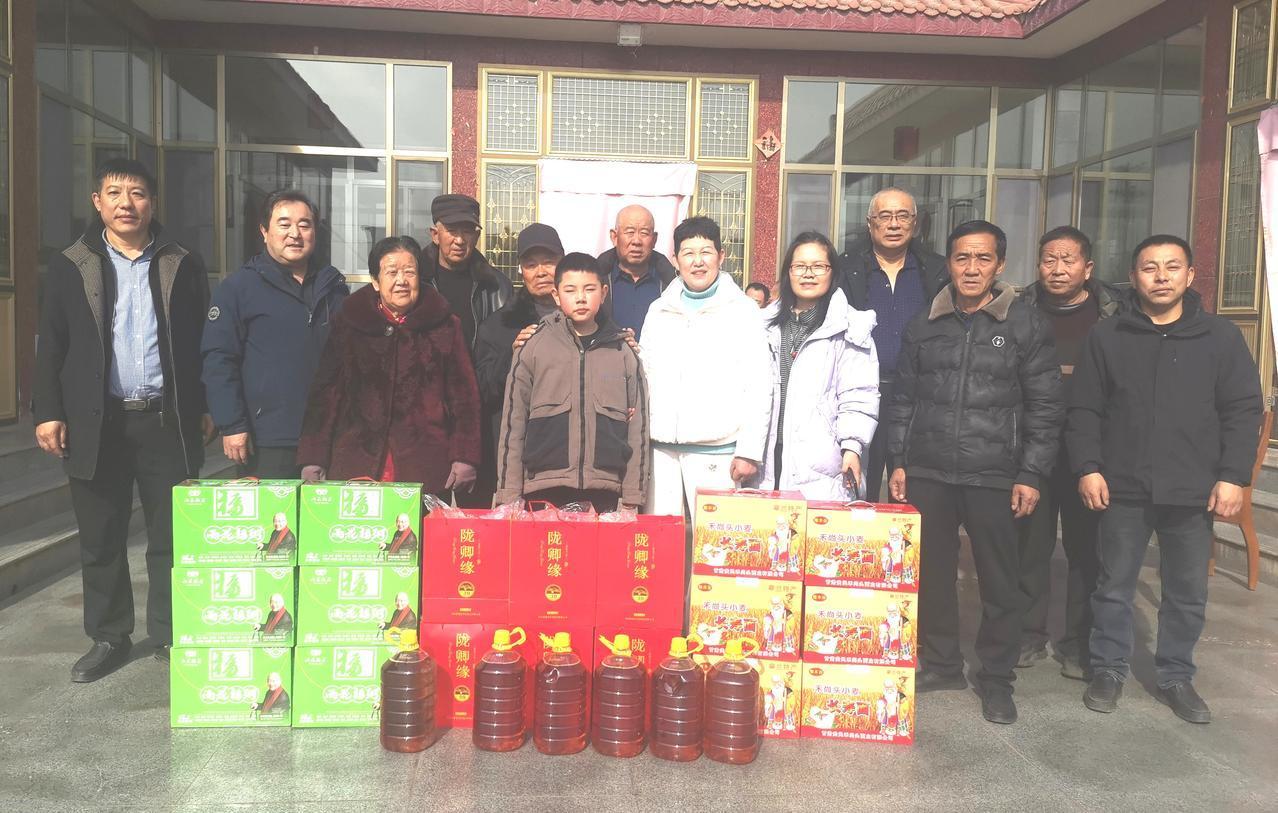 新春岳研会赴靖远东湾村
看老人翰墨送福情暖村民

​记者王志俭（穿石）文图
​