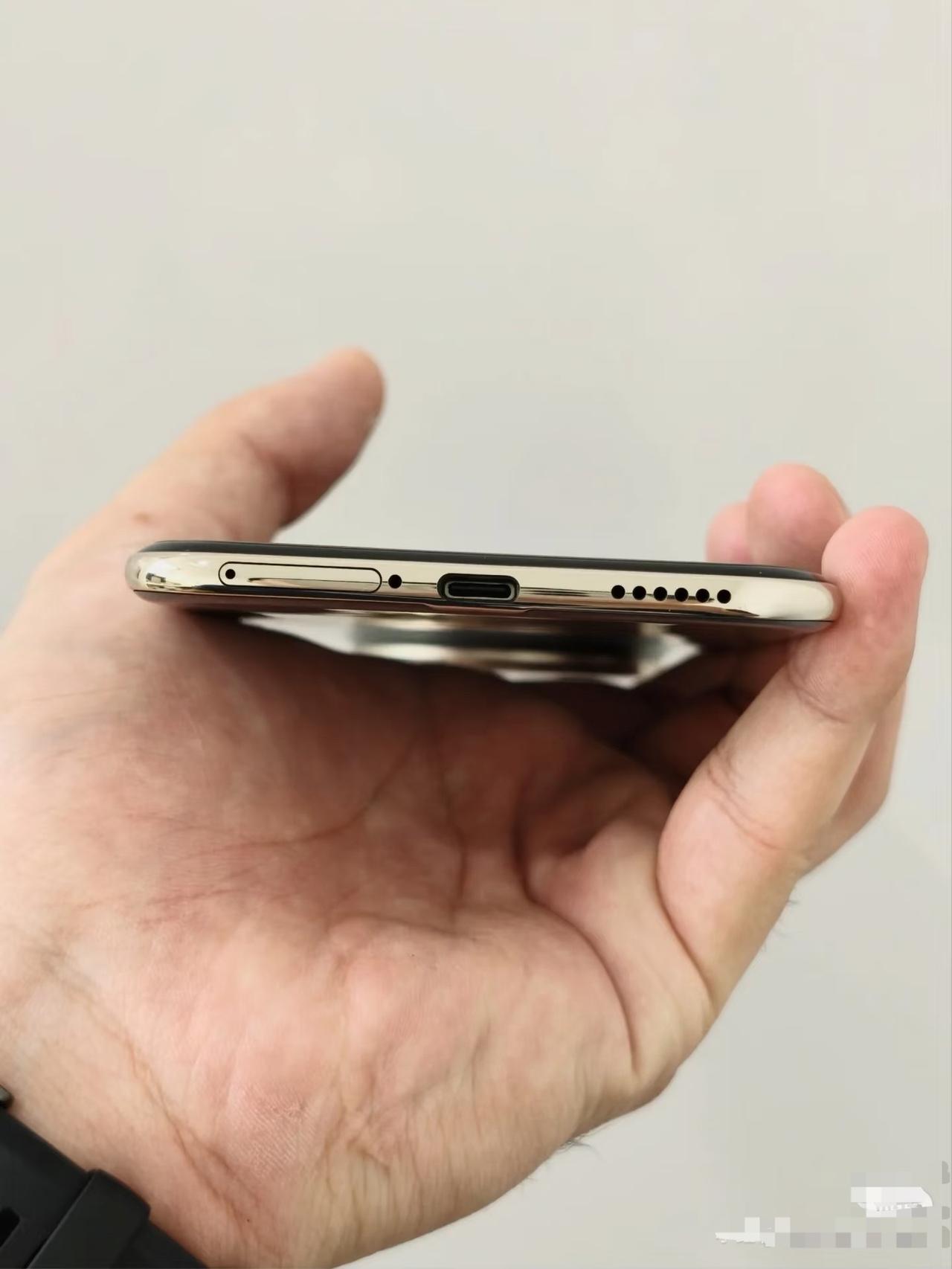 华为Mate 70 Air真机首曝，看起来真的很薄，但是摄像头凸起也很明显，看得