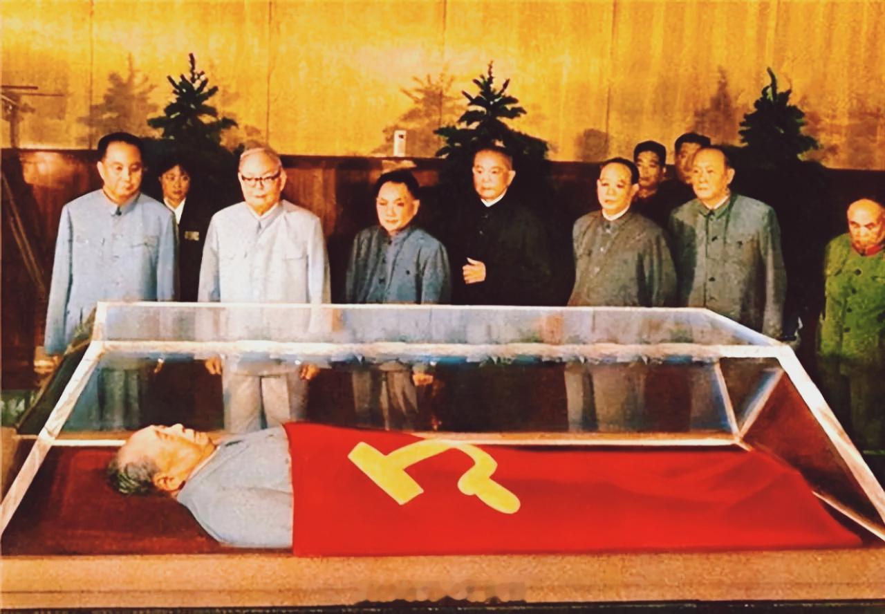 1977年，伟人去世一周年。生前战友瞻仰他的仪容，现场气氛悲呛。