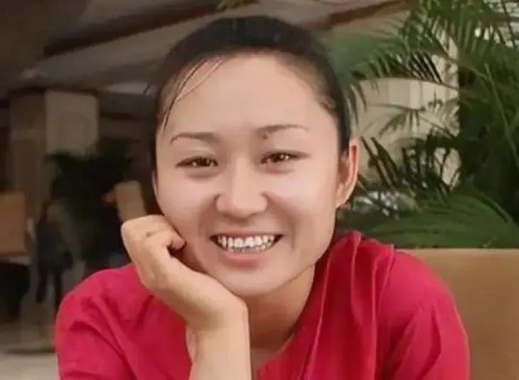 16年前，河北儿媳不顾婆婆反对，割下69%肝脏，移植给公公续命。为此，她的胆囊受