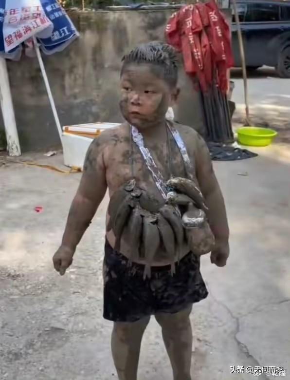 看到这个小男孩，仿佛看到了我童年时代的样子，在我们小的时候，就经常玩的浑身是泥，
