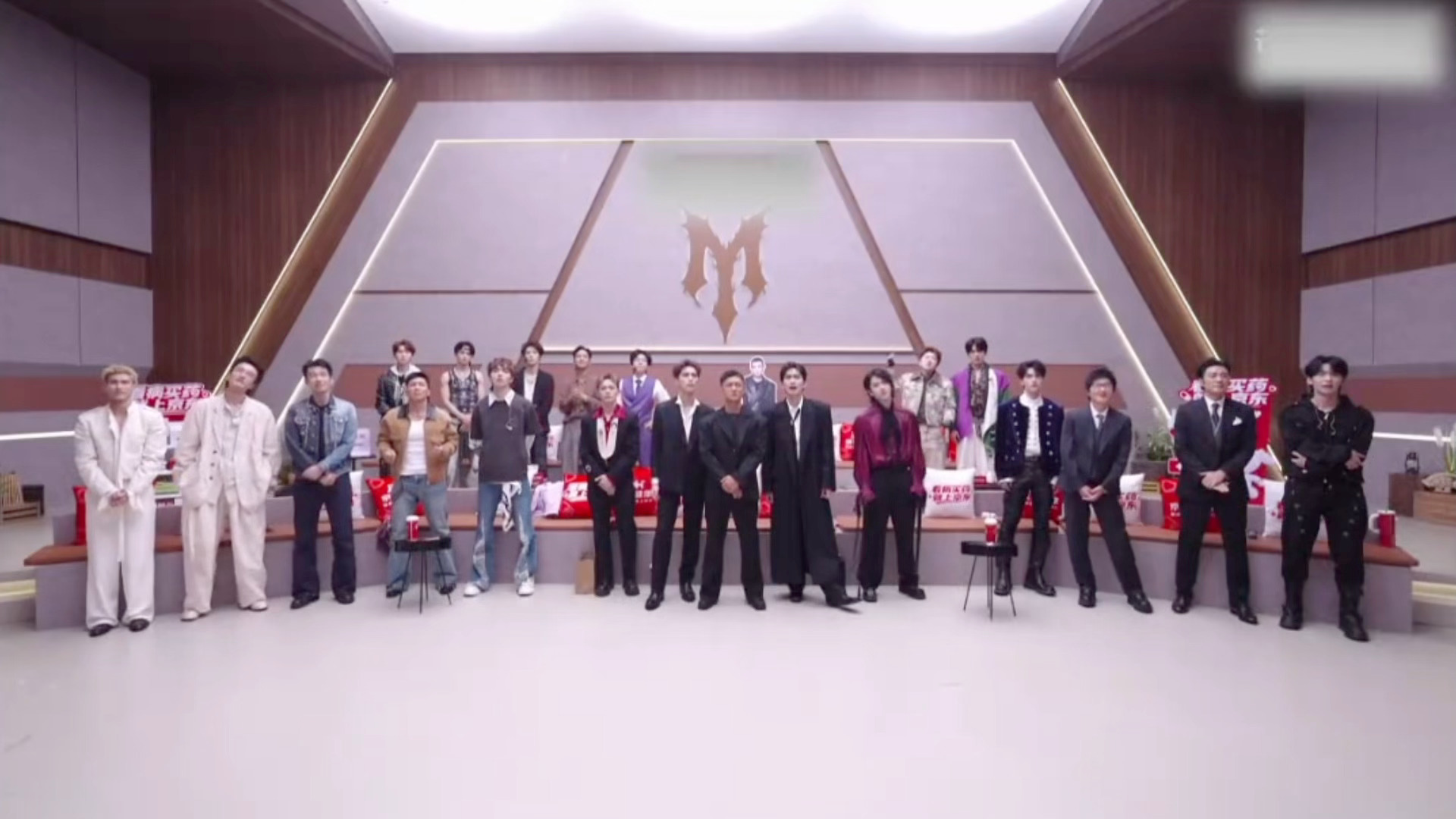 艾热张睿唱齐天时后台反应艾热张睿唱齐天后台没一个人是坐着的后台名场面来了！艾热、