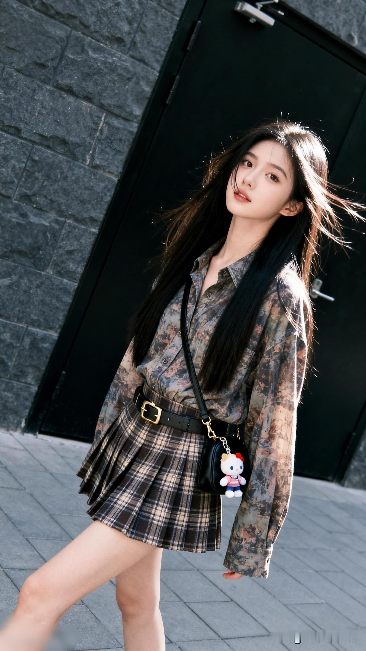 风拂长发，步履生姿。穿搭的精致感是什么? 复古风穿搭指南：迷彩衬衫+格子短裙，轻