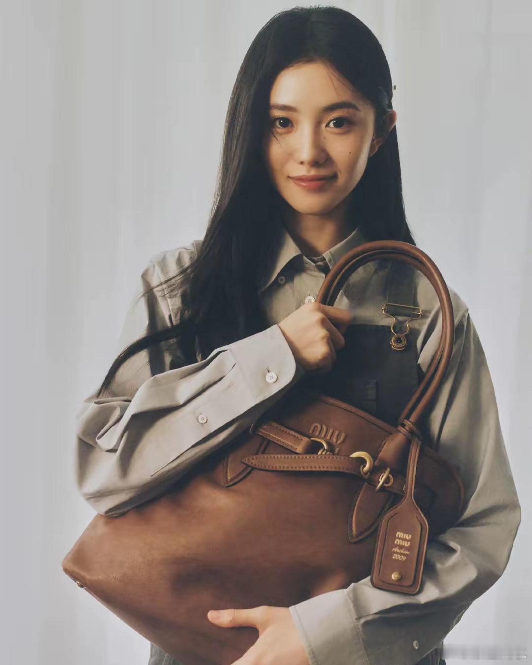 #刘浩存MiuMiu宣传照#作为MiuMiu的品牌大使，刘浩存这次的宣传照无论是