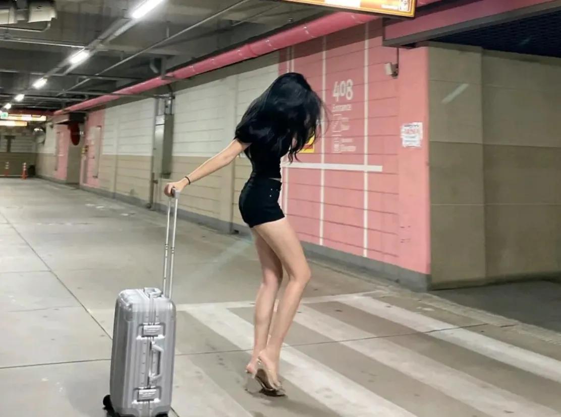 个斑马，今天掉的大，被白嫖了。

在小区里遇到一个美女，他一看见我就知道我是知名
