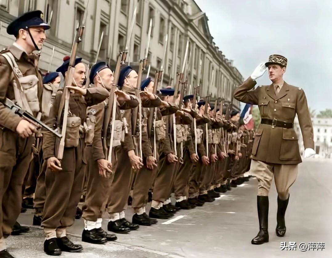 夏尔·戴高乐将军正身着法军将官制服，向列队的士兵敬礼回礼。士兵们军容严整、持枪肃