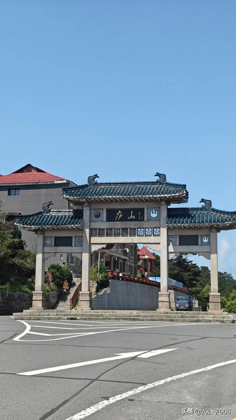 推荐几个江西省经典景点
 
1. 庐山
世界文化景观遗产，山水风光出众。山间云雾