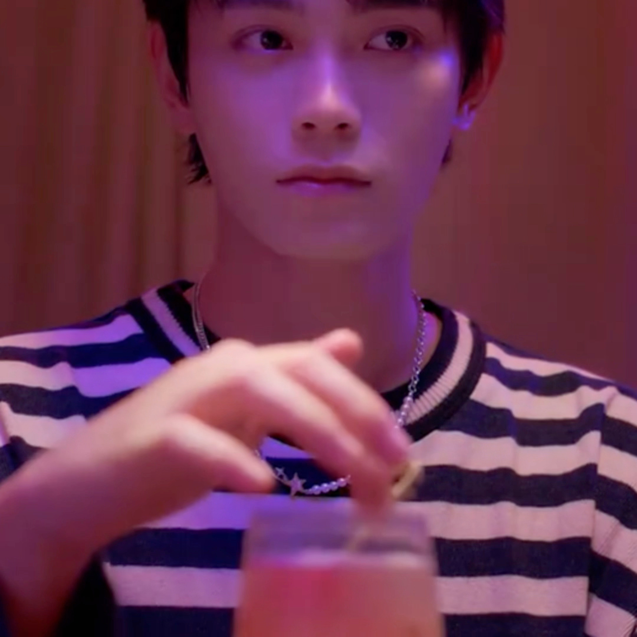 搅饮料的动作莫名其妙涩涩的 