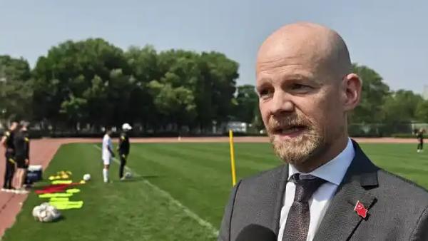 国际足联（FIFA）秘书长格拉夫斯特伦的表态，核心在于释放技术扶持与市场期待的双