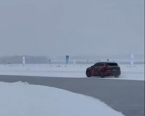 刚刷到疑似问界M6的冰雪路测视频，网传消息还挺有意思的～流出的画面里，贴了伪装车