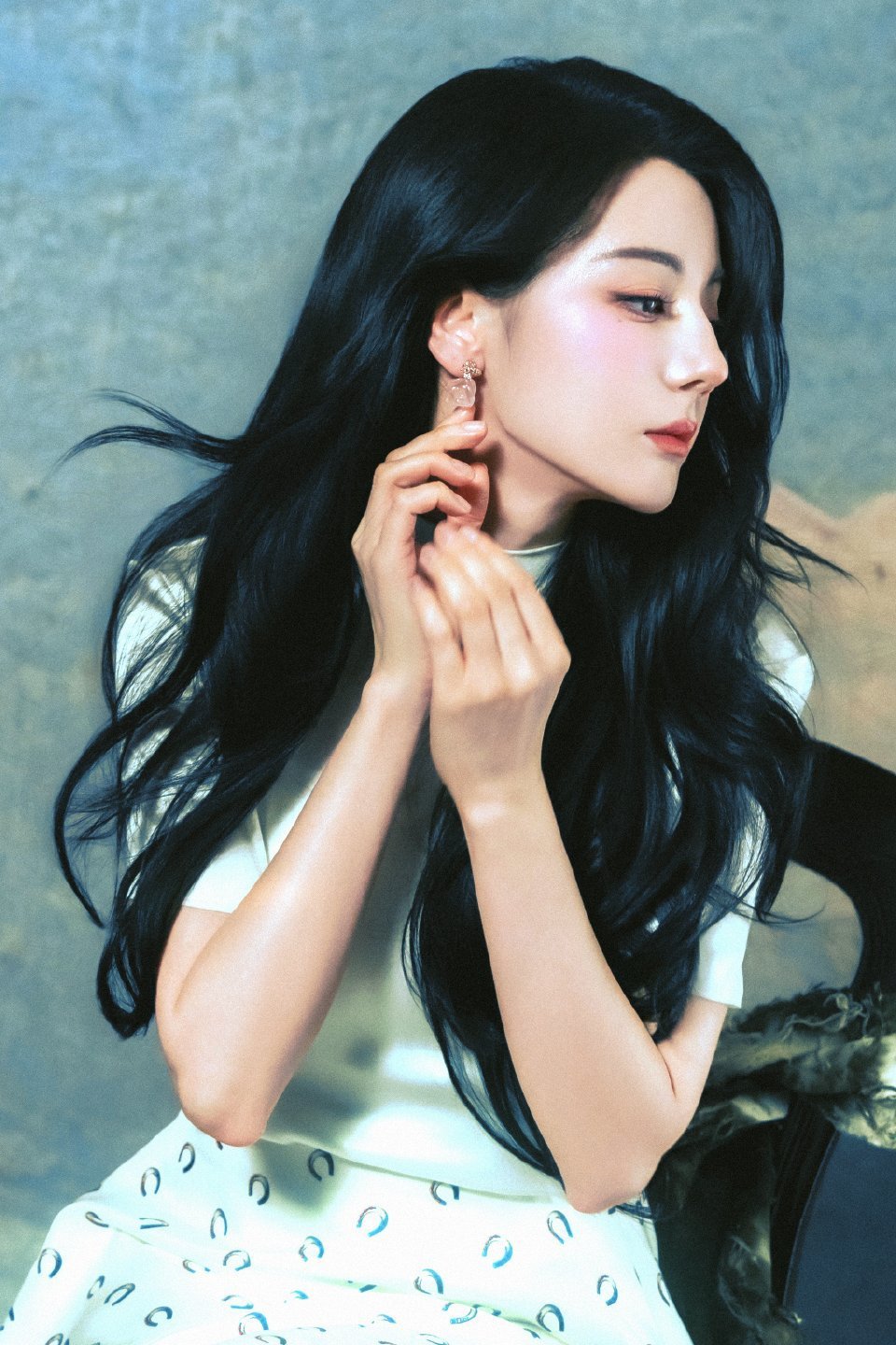 迪丽热巴给迪丽热巴的新年心意  「爱丽丝的画室」营业中 “很庆幸能在炽热的青春里