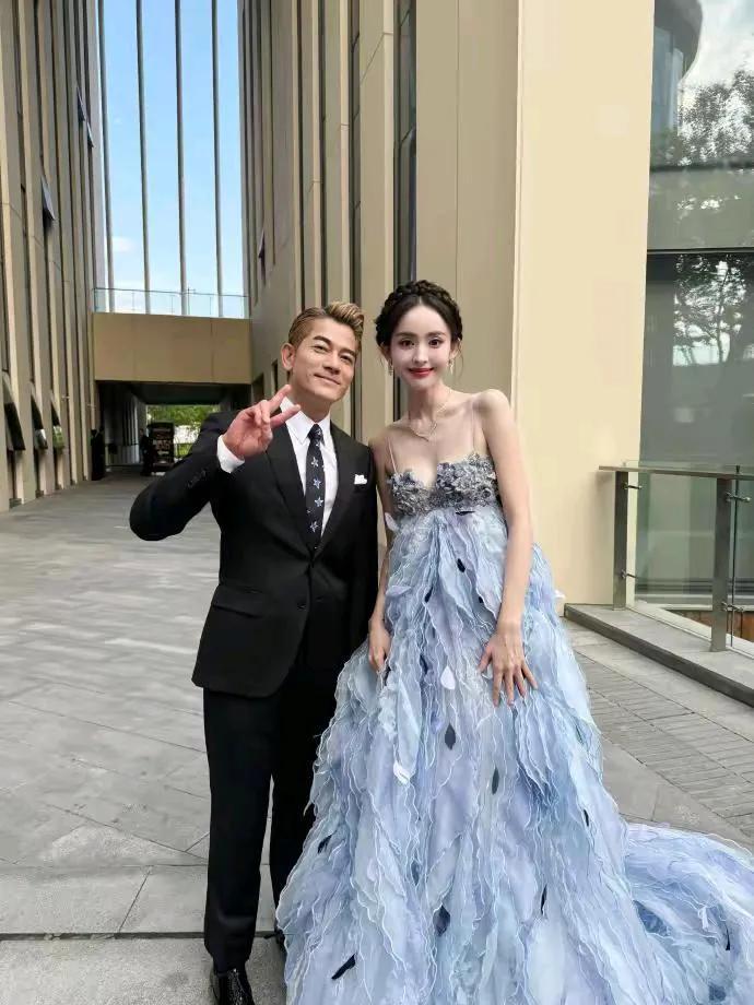 娜扎的小迷弟郭富城，见到自己的女神穿仙女裙，赶紧凑上去要合影。堂堂的天王巨星也缺