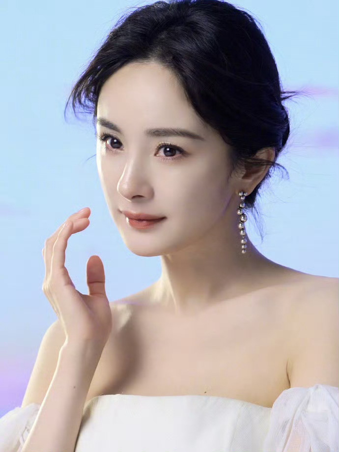 #杨幂月光白裙#杨幂最新花絮大片来咯~ 我们代言人太美了吧，女神降临[泪]能不能