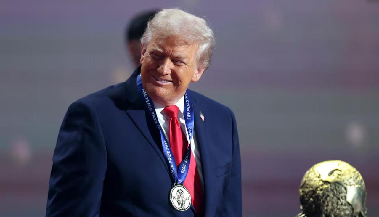 特朗普荣获国际足联和平奖！

2025年12月5日，华盛顿——在约翰·F·肯尼迪