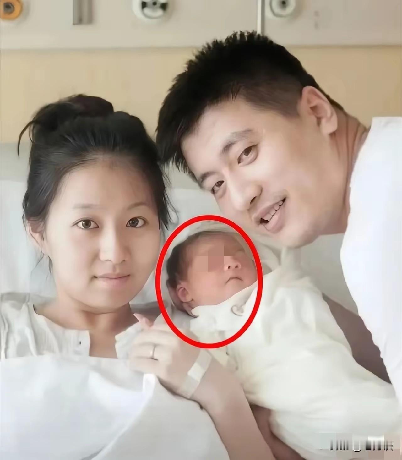 张雪峰夫妻照以及张雪峰带着神秘女子出现在演唱会现场图片，看图片，演唱会现场两个人