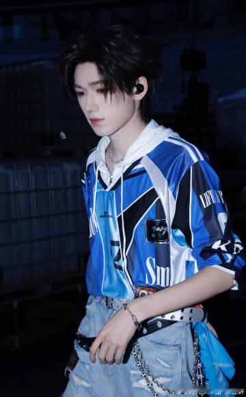 宋亚轩吃蛋糕叭小宋带着蛋糕向大家发出甜蜜邀约，薄荷绿穿搭自带清爽夏日滤镜，肩头精