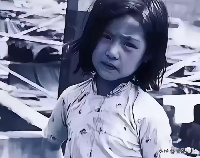 1937年，鬼子抓住小丫头水莲，想当场糟蹋她。她装乖说："人多，咱去船上。"
