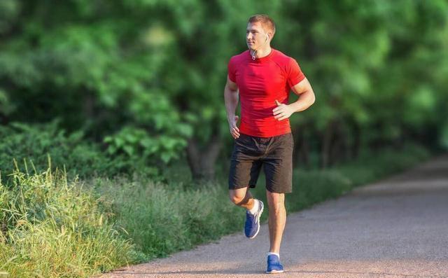 中老年朋友跑步的利弊。

跑步堪称最“接地气”的运动，但中老年朋友圈里对它的态度