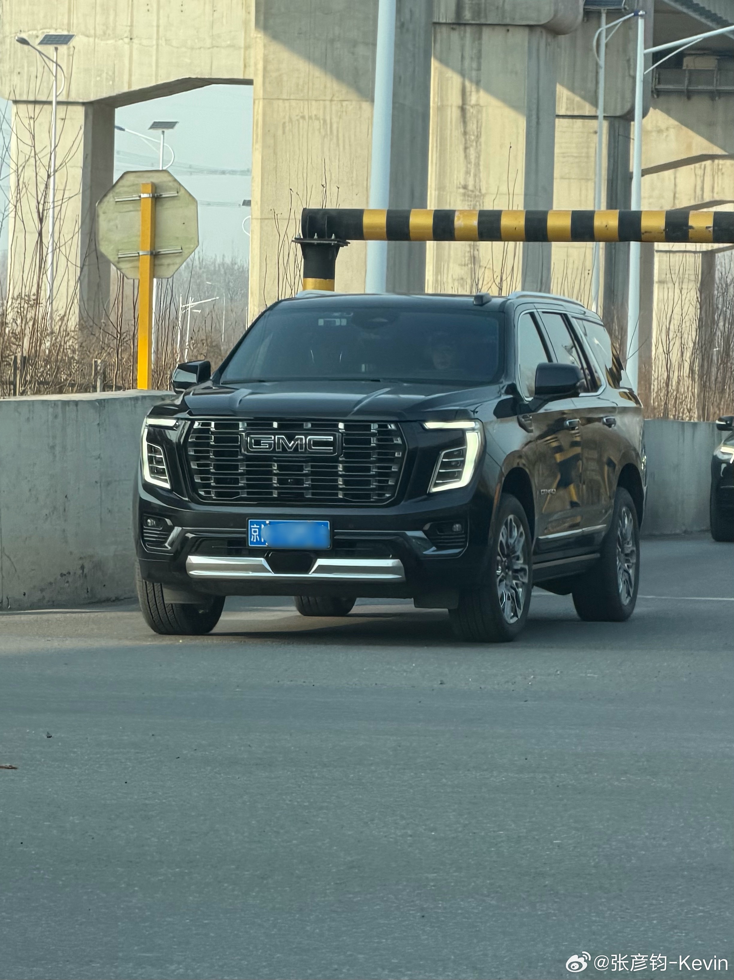 GMC Yukon Denali，真帅啊！我一直觉得GMC的设计，相比雪弗兰和凯