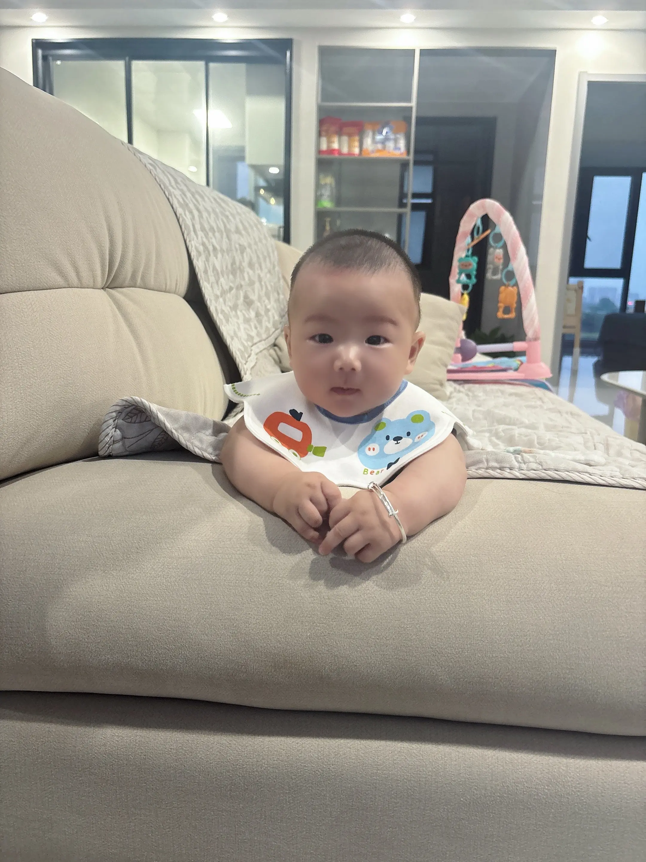 我们四个月啦。几世的轮回才换来今生的缘分。