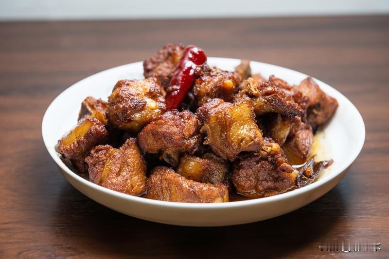 红烧排骨加配菜超绝，我首推土豆。土豆质地软糯，每500克排骨配300 - 400