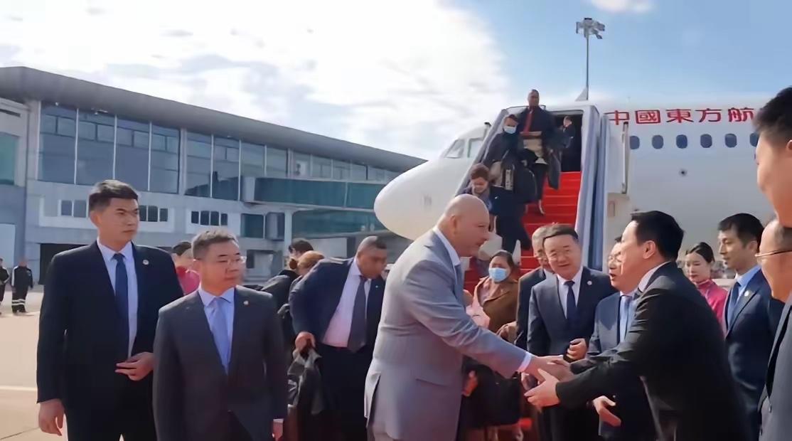 不得不佩服汤加王国的国王，在我们特别需要兄弟站出来支持和发声的时候，国王来了。这