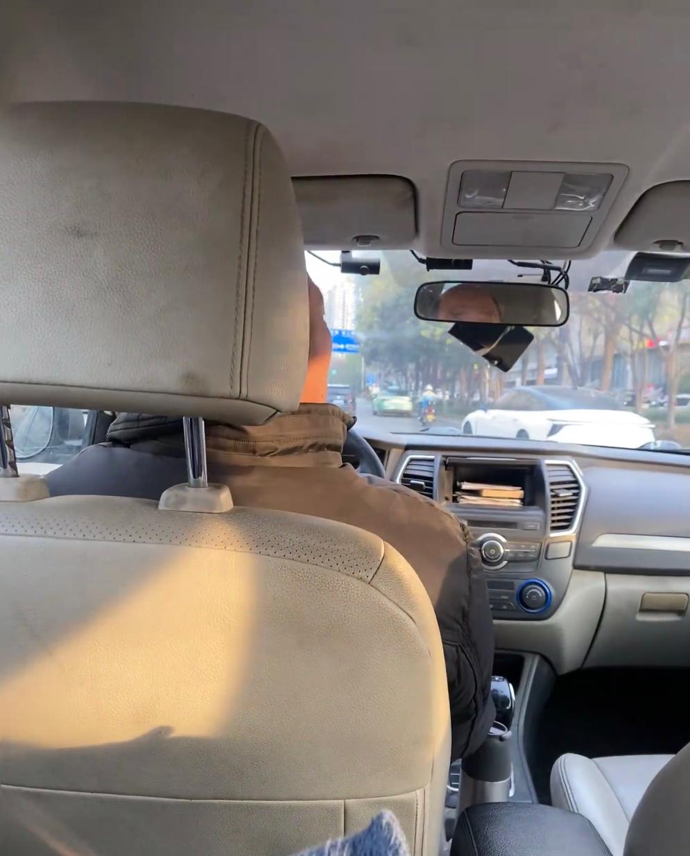 现在网约车越来越多，谁还愿意在寒风里挥半小时手拦车？

手机点一点，车就到楼下等