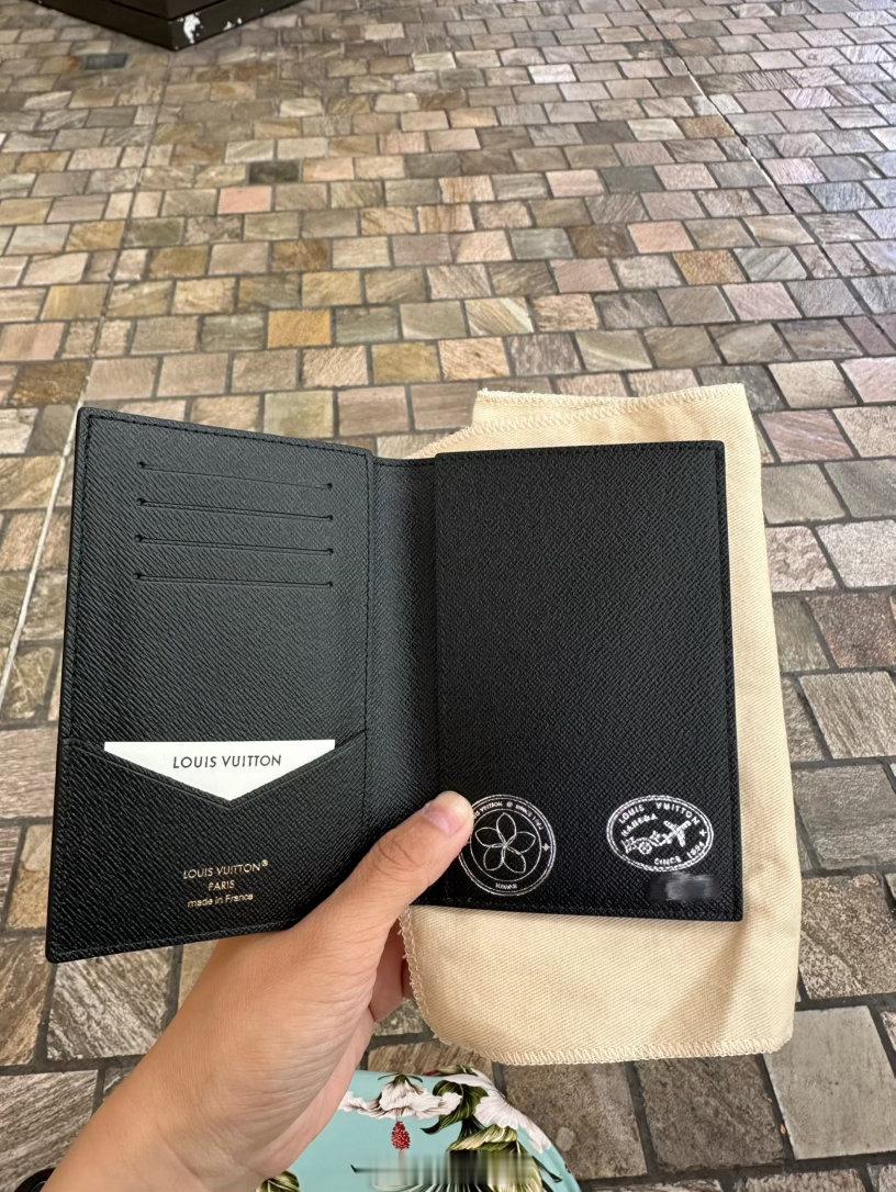 lv夏威夷限定烫印打了。当天拿不到，要隔一天才可以。也就是意味着，需要看店员脸色