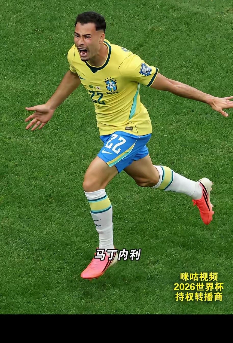 巴西2-1绝杀日本。即便日本门将飞身极限扑救、指尖触到皮球，依旧没能挡住这一脚致