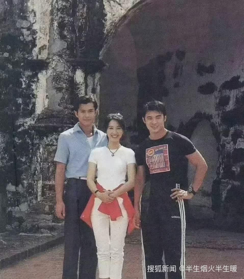 翻到30年前的老照片，一眼就认出了古天乐。那时候的他，真的是“白古”翩翩。199