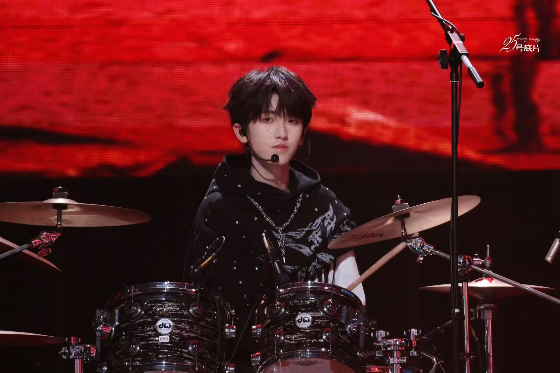 左奇函帅是一种感觉每次点开生图都会被这个左奇函帅一大跳啊！所有人请点开图片感受 