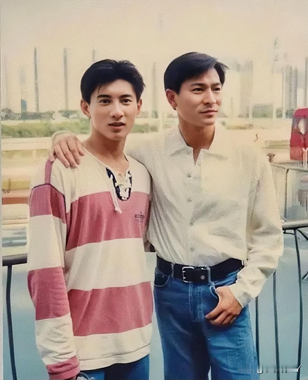 这是吴奇隆和刘德华年轻时的一张留影老照片，拍摄于上世纪九十年代。那时候两人都处于