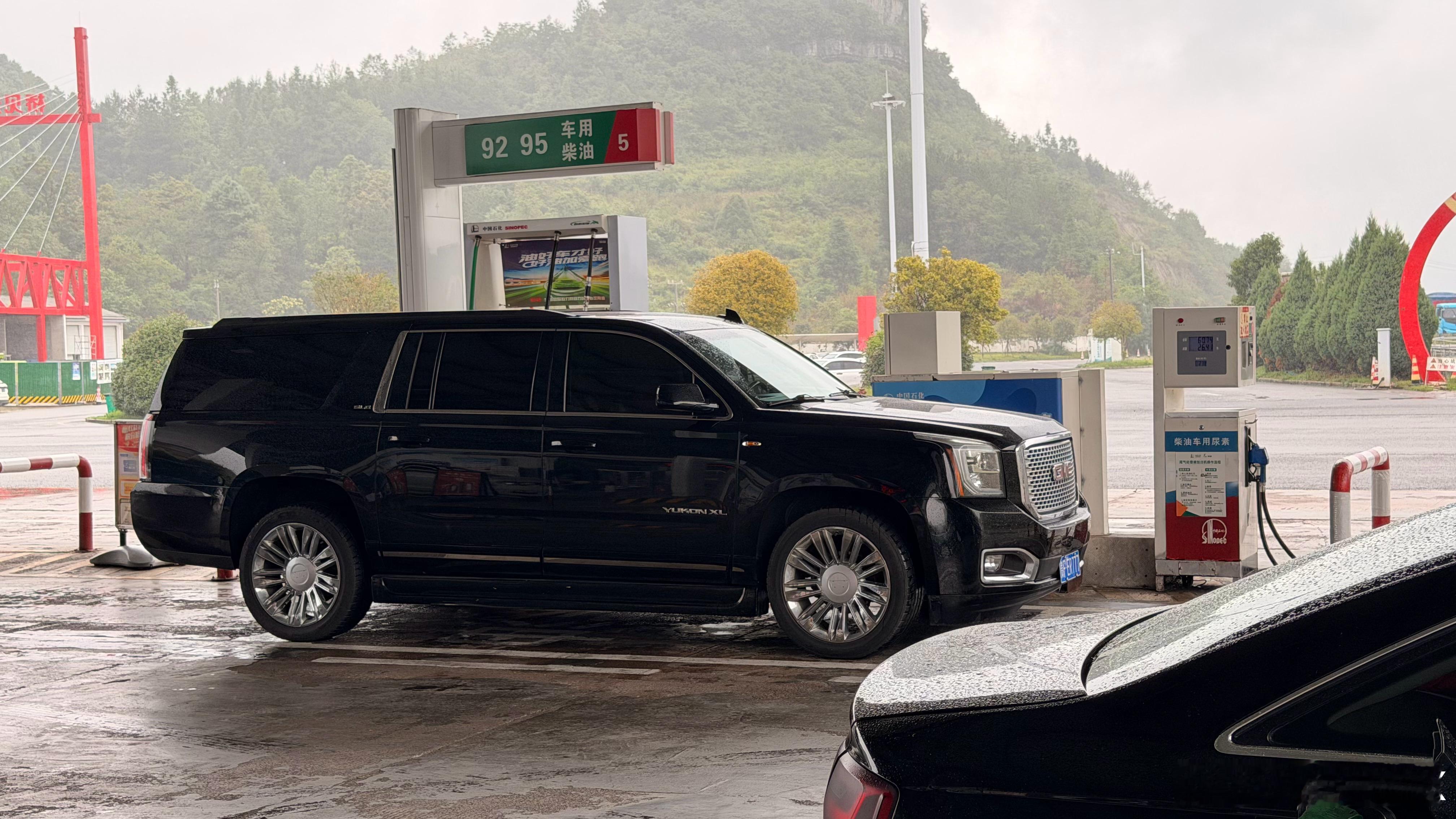 我喜欢全尺寸SUV的源头是Suburban哪怕是套壳造的凯迪拉克、GMC版本都很