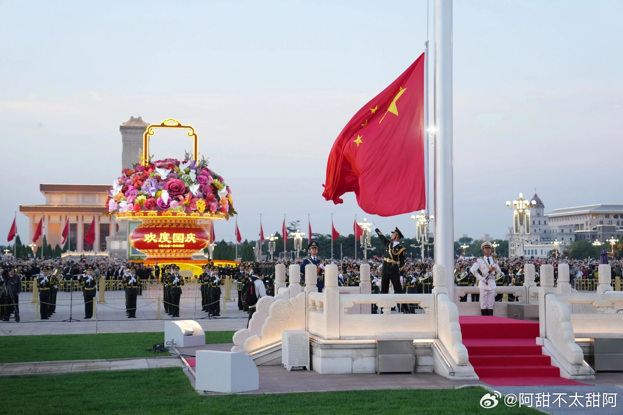以寸心寄华夏，且将岁月赠山河。我们迎来了祖国76周年华诞。五星闪耀，是我们不变的