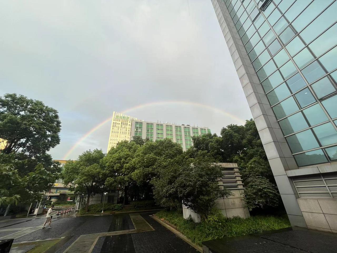 公司门口竟然看到🌈彩虹了，这是不是预示着有好事情要发生？

说说，你还记得上一