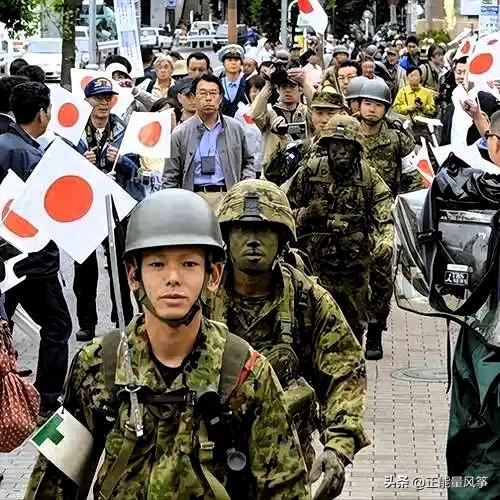 【日本“再军事化”的三重算计】

日本近年来的“再军事化”步伐，体现在防卫费连年